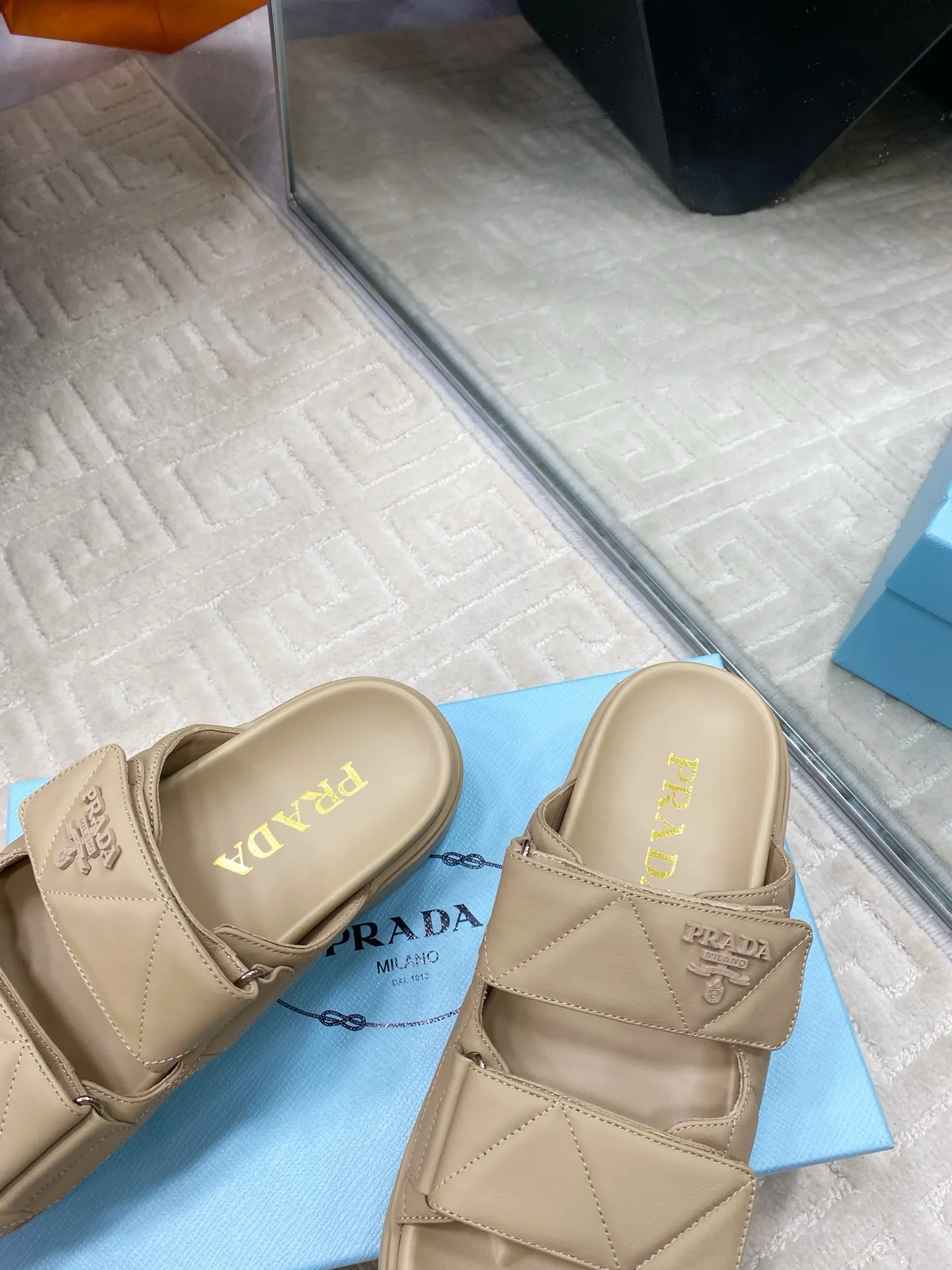 👟👟Ex-factory price 580👟👟 Prada Prada 2025 spring and summer new sandals Roman thick-soled Velcro sandals slippers The latest catwalk style, classic upgrades Comfort and fashionability coexist Each color combination looks good, and the design matches different style needs Upper: Original customized cowhide Lining: Original customized sheepskin lining, cowhide Foot pads Outsole: Original open-molded anti-slip outsole Shoe size: 35-40